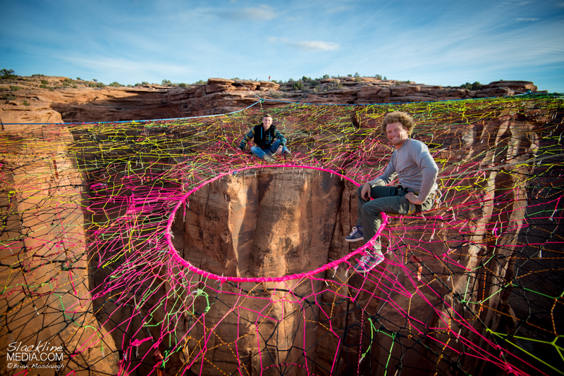 Illustration for article titled Guys hang huge hammock in the middle of 400-foot-high canyon void